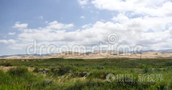 遥远的沙漠和草原风光，高原地貌，青海，西北。