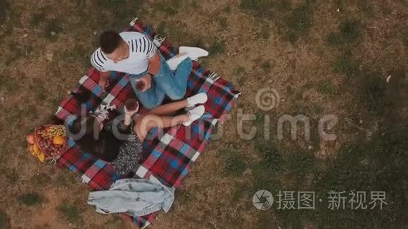 一对正在野餐的年轻夫妇视频