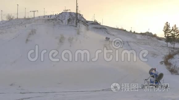 度假村的另一边有两个吹雪器视频