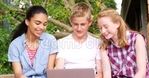 学龄儿童使用笔记本电脑4k