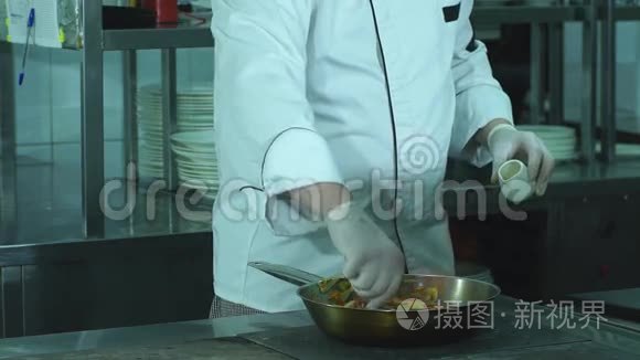 厨师在煎锅里翻菜视频