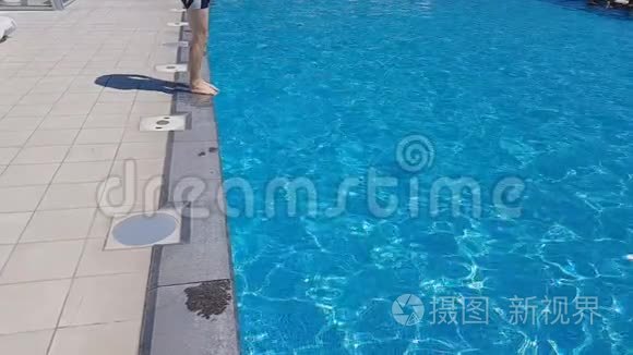 白种人留着胡须的人在晴朗的夏天阳光明媚的一天，漂浮在蓝色的游泳池里。 旅游、健康