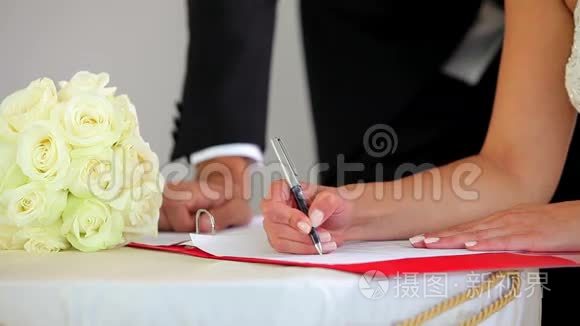 一对夫妇在结婚登记簿上签名视频