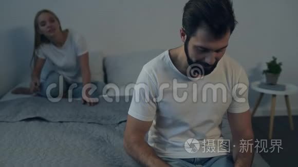 积极的女人拥抱她的丈夫