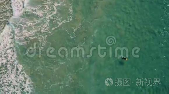 乘坐绿色海浪冲浪者的鸟瞰图视频