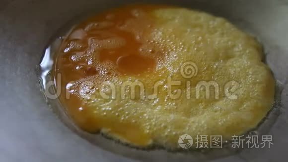 深电平底锅特写炒鸡蛋视频