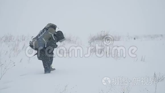 年轻人穿过暴风雪视频