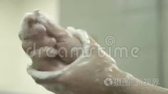 外科医生在手术前洗手视频