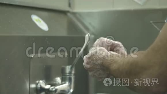 外科医生在手术前洗手视频