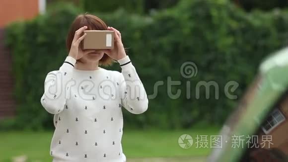 虚拟现实眼镜中的年轻女性纸板。 VR360