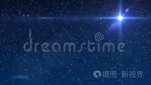 降雪和圣诞夜星空与北极星视频