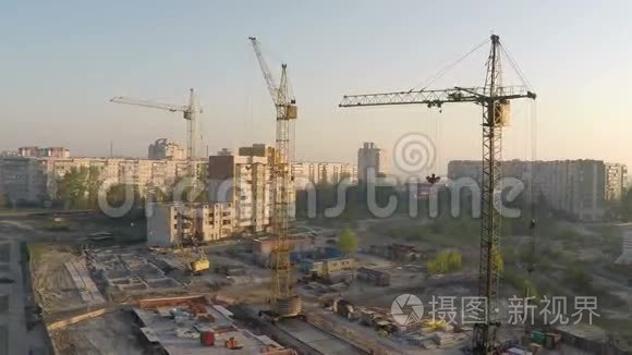 日出时工业建筑起重机和建筑轮廓