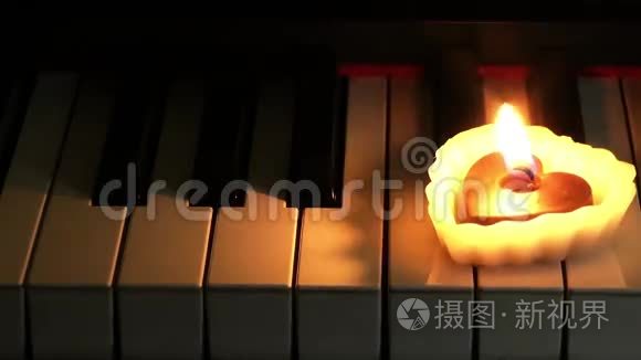 钢琴上的心形蜡烛视频