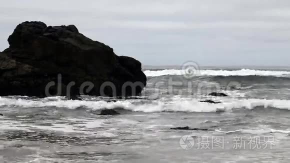 温和的海浪冲击岩石日视频