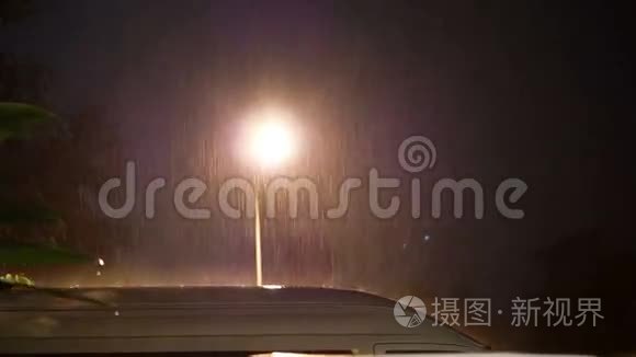 停车场夜间大雨录像视频