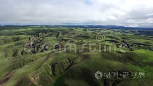 景观鸟瞰山丘和绿地视频