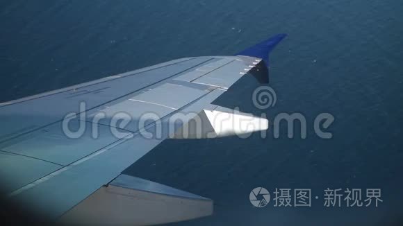 水面以上的飞机机翼视频