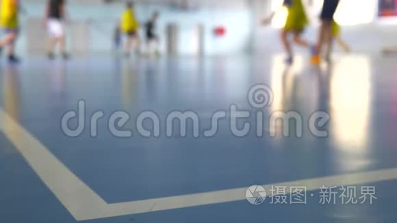 为儿童提供足球训练。 室内足球青年球员与足球在一个运动场。