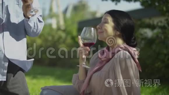 成熟的女人在户外喝酒