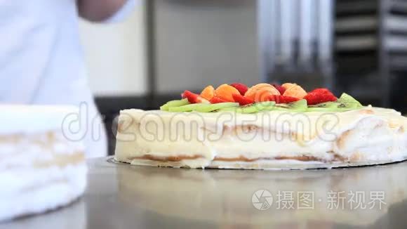 糕点厨师用鲜奶油准备水果蛋糕视频