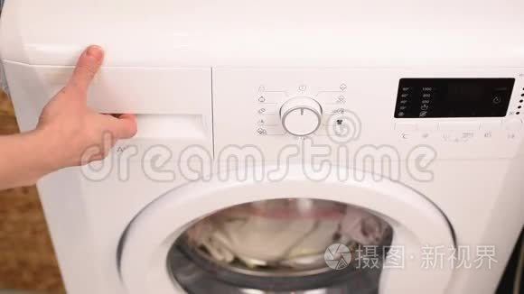 女子手提洗涤机洗涤剂灌装视频