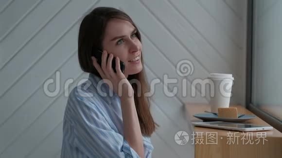 女人用手机说话