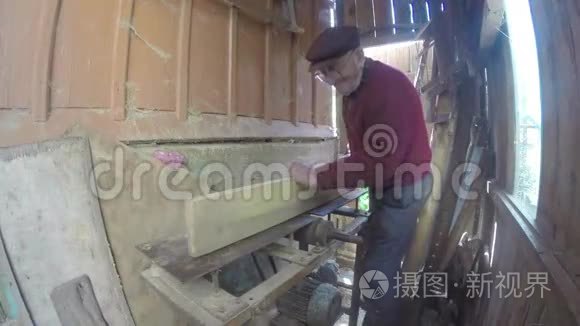 木工把木板穿过一个接头视频