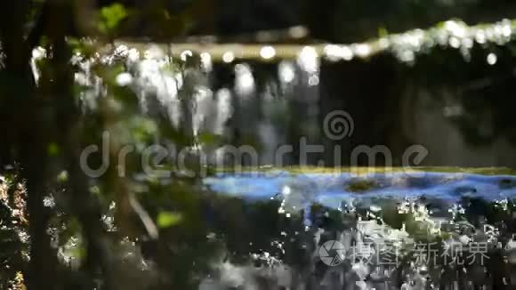 纯净的水山在瀑布中流淌视频