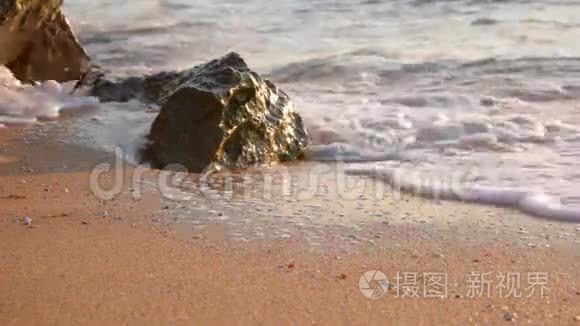 在沙滩上缓慢冲浪视频