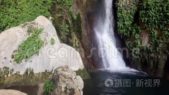天然石窟中的瀑布视频