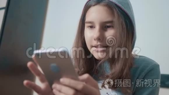 网上购物网上零售服务为主.. 兜帽里的小女孩在社交媒体上写了一条聊天信息