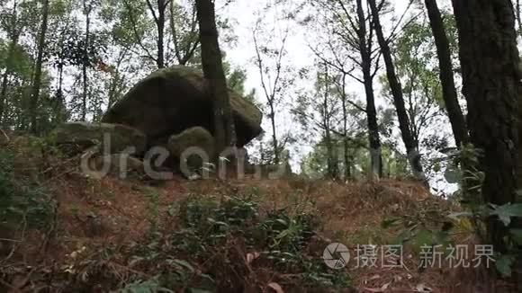 岩山风光的场景.