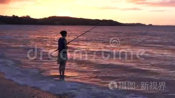 年轻女子投杆钓鱼剪影