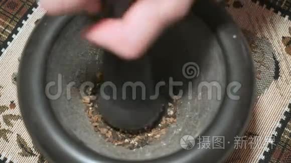 黑胡椒磨成石浆视频