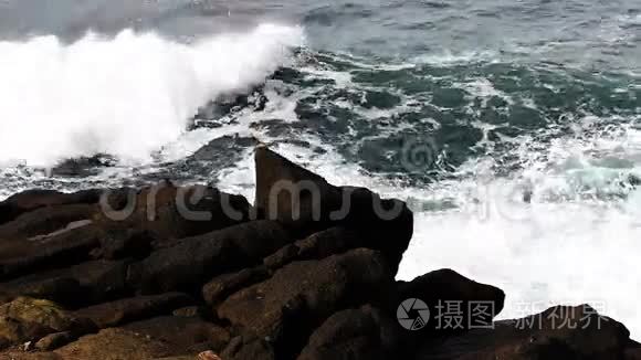 海浪冲击熔岩海岸视频