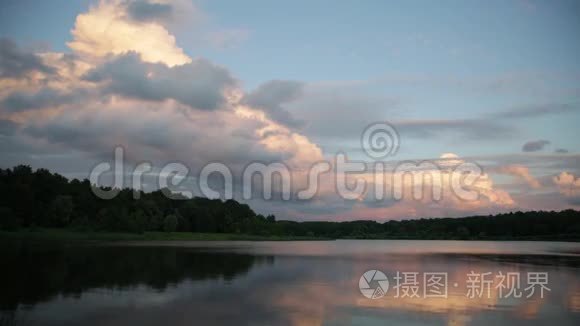 夜晚的风景与湖泊视频