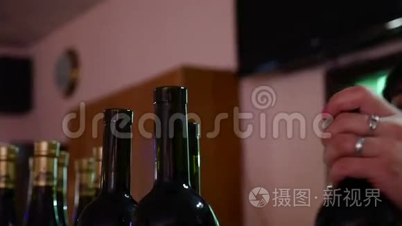 酒吧开瓶器上的酒保打开视频酒