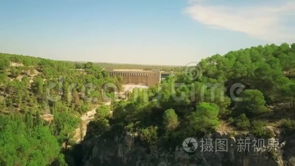 水力发电厂大坝的鸟瞰图视频