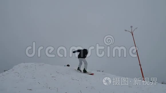 滑雪者冬季运动在山上的雪地里跳跃，