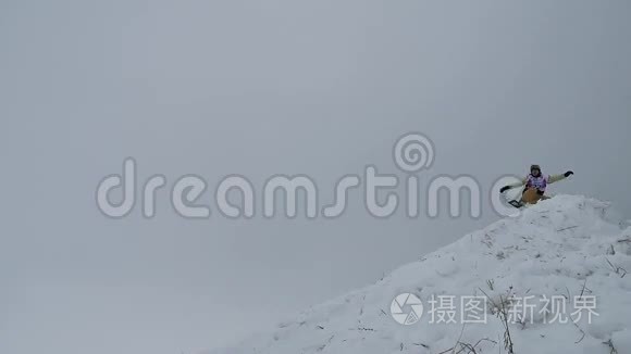 滑雪者冬季运动在山上的雪地里跳跃，