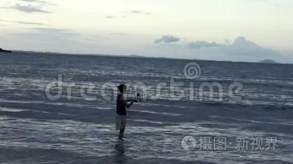 日落时分，年轻女子在沙滩上钓鱼