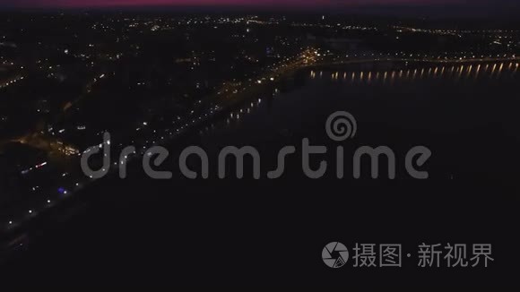 夜晚乘坐汽车俯瞰欧洲城市视频