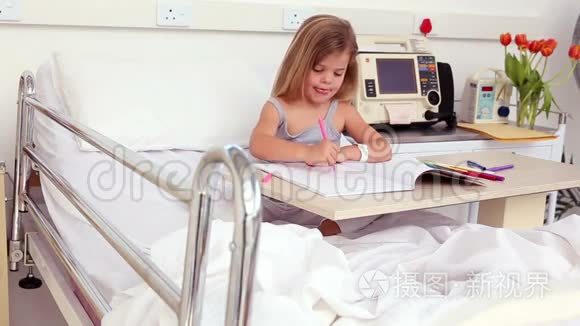 坐在医院病床上的小女孩视频