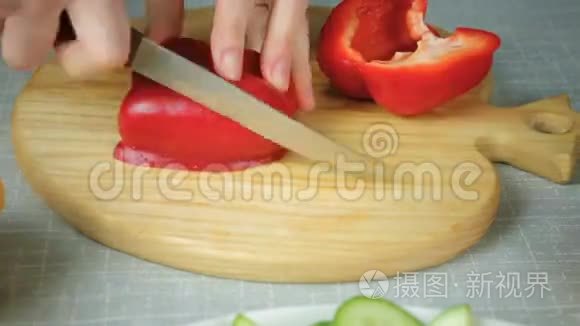 带刀割成熟红辣椒的女孩视频