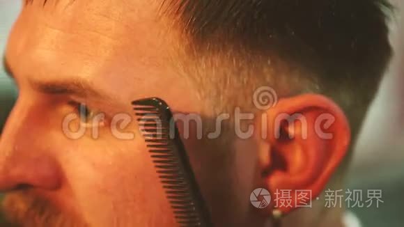 理发师用剪刀剪一个年轻的头发视频