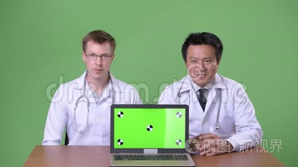 两名多民族医生在绿色背景下视频