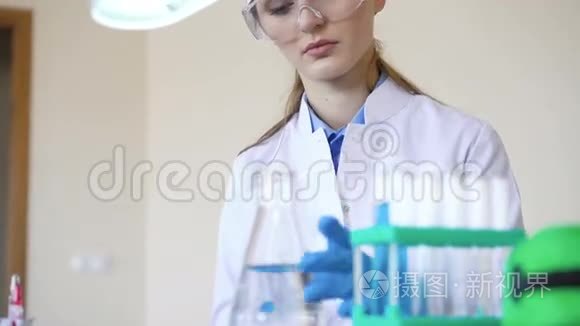 年轻的女化学家做化学实验视频