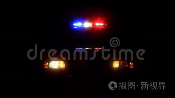 警察汽车灯在夜间闪烁视频