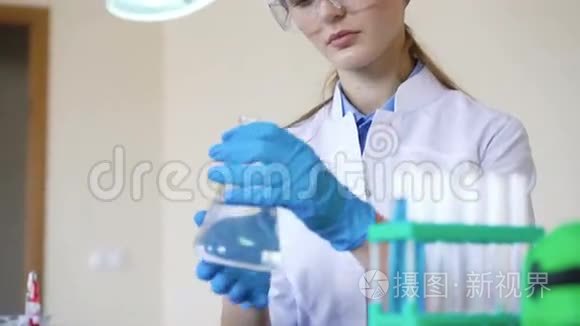 年轻的女化学家做化学实验视频