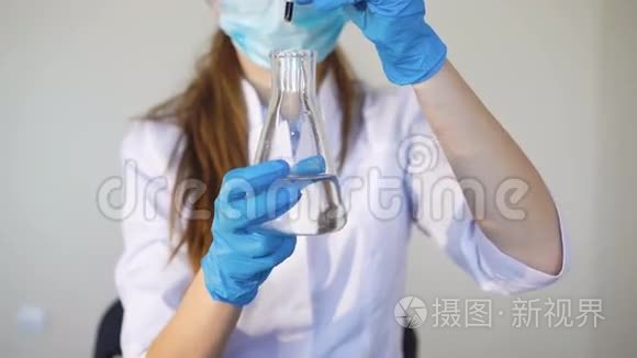 年轻的女化学家做化学实验